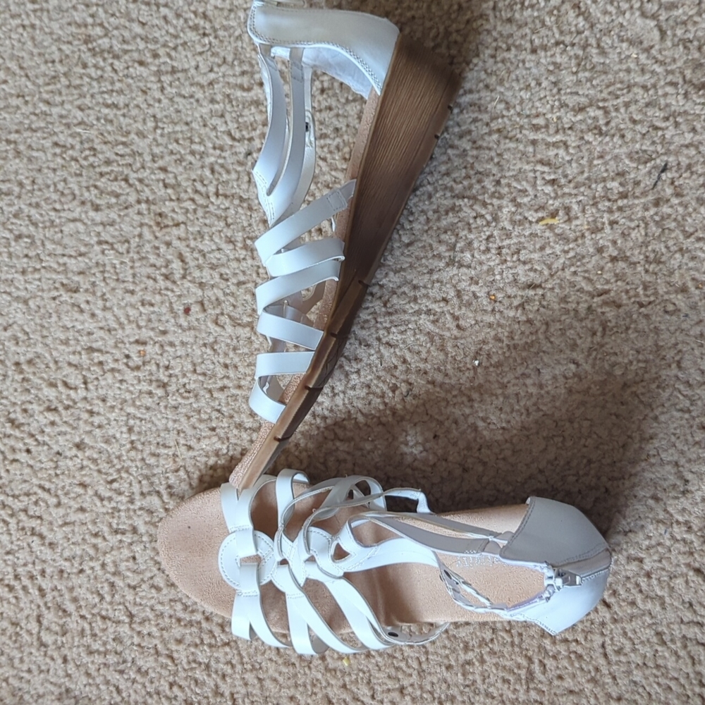 Relativity sandals size 1 white